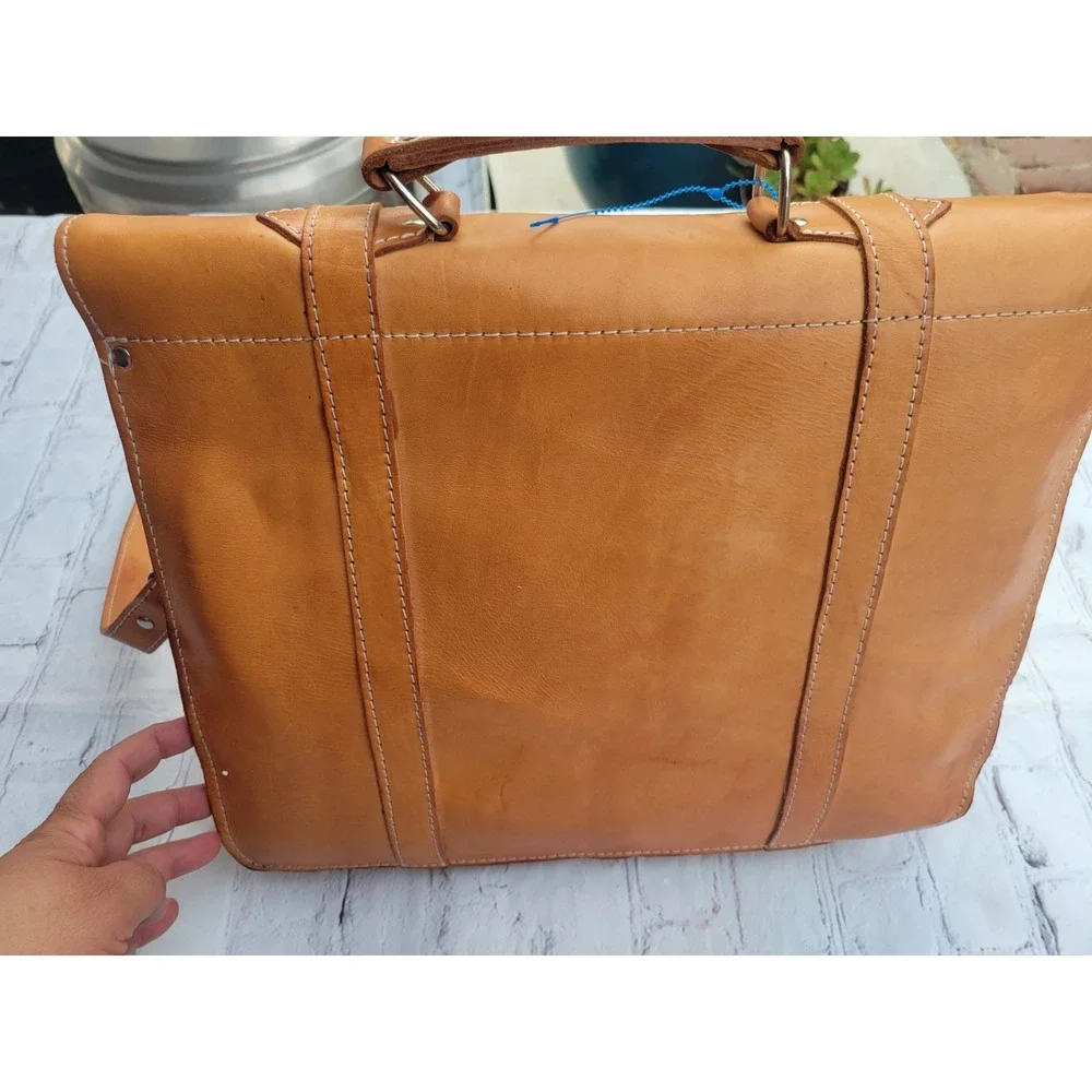 100% Leather messenger bag, stylish, functional, modern, classy, preppy, mod,